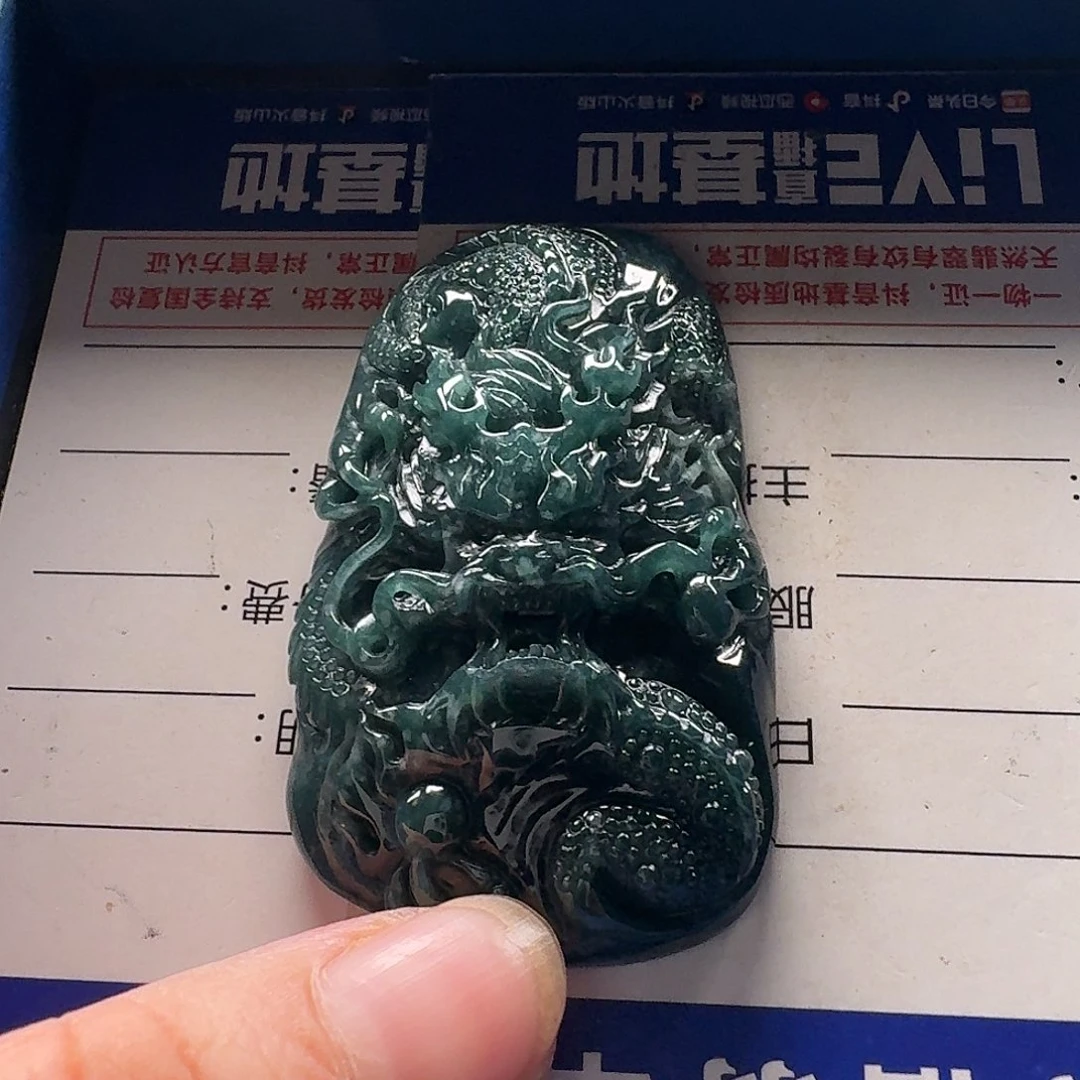 翡翠未镶嵌颈饰小龙
