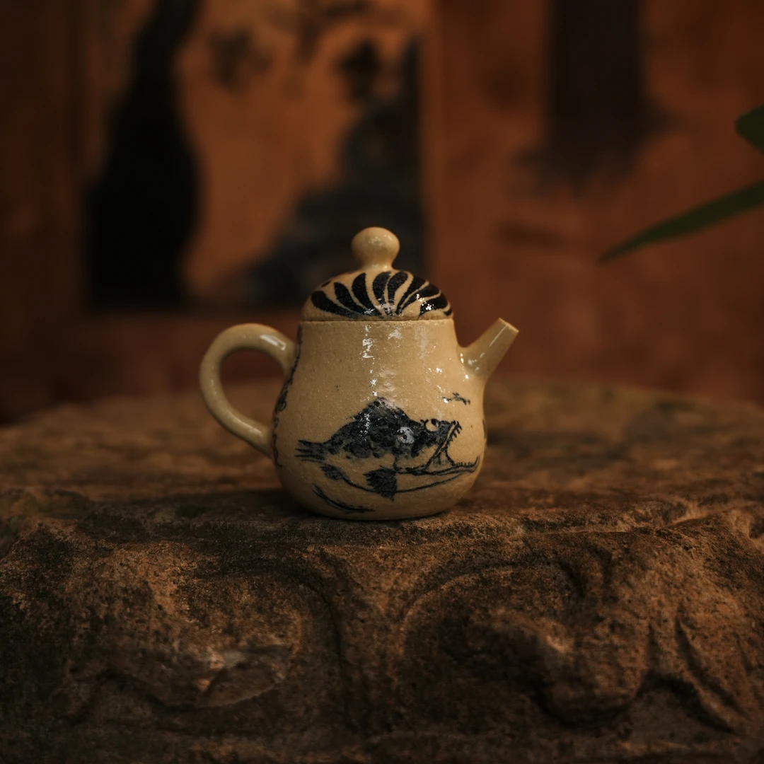 斋居 鳜鱼梨形正把壶（火元0050）