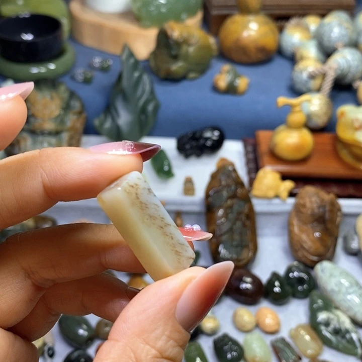 未镶嵌透闪石质玉挂件
