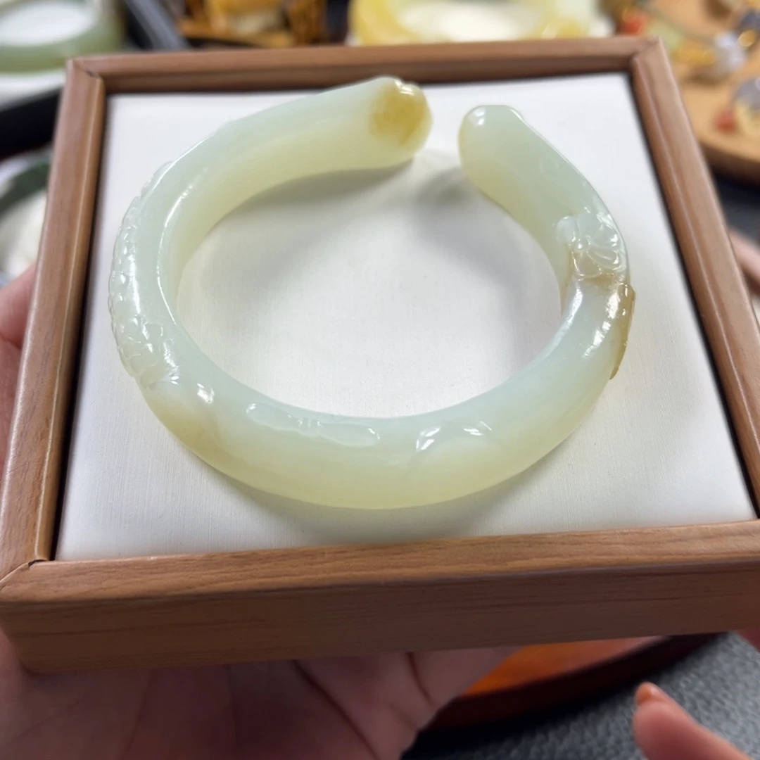 和田玉未镶嵌手镯