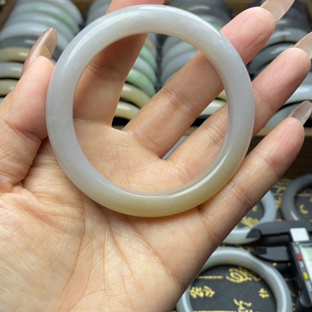 萍***萍和田玉未镶嵌手镯有包容