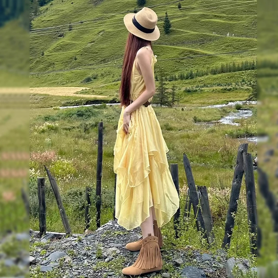 草原新疆旅游穿搭黄色挂脖吊带连衣裙子女装夏季海边度假2025新款