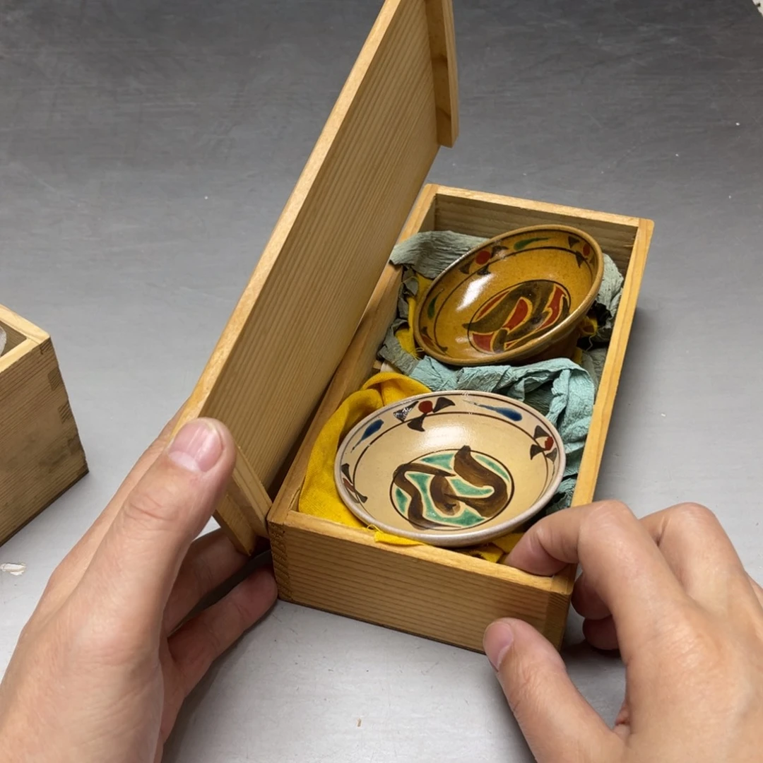 瓷片料****厨密密麻麻地排列着一个