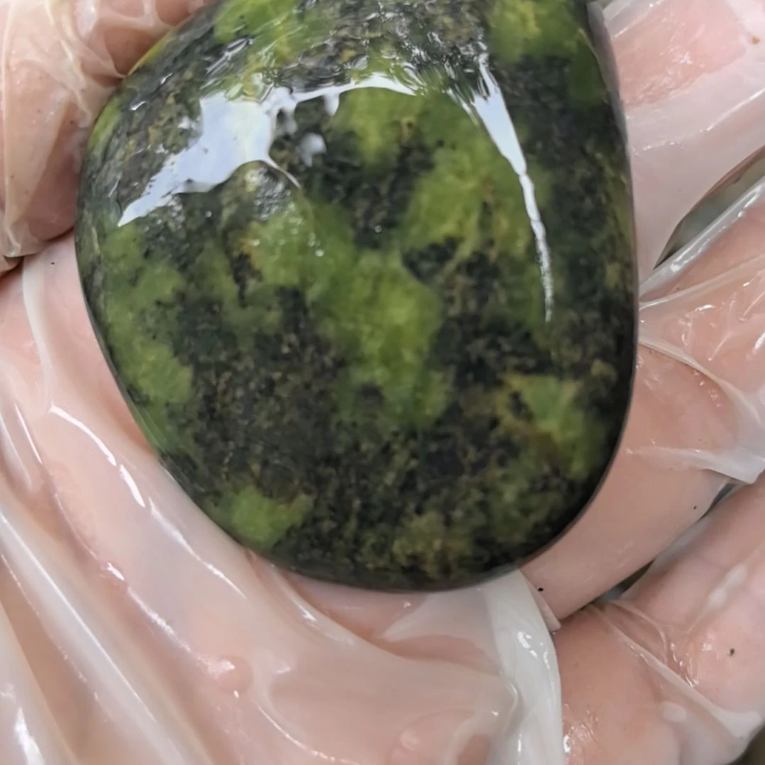 飘***飘有机玻璃藏玉药王石原石手把件一个