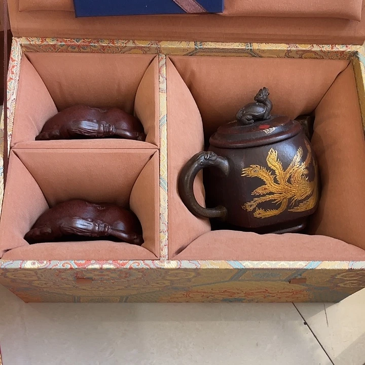 茶壶紫砂原矿泥料手工制作的一把紫砂壶。