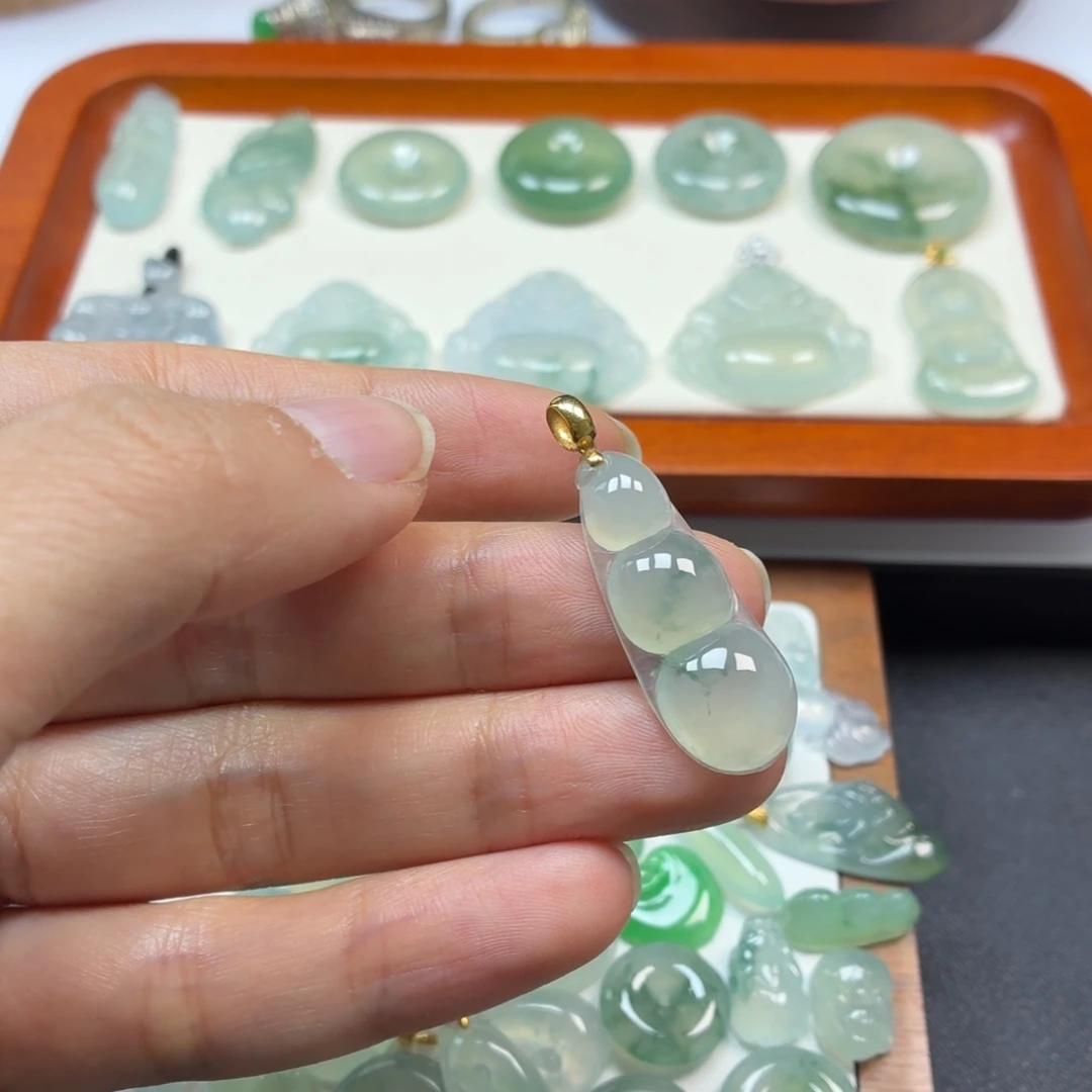 翡翠18K金镶嵌颈饰豆子