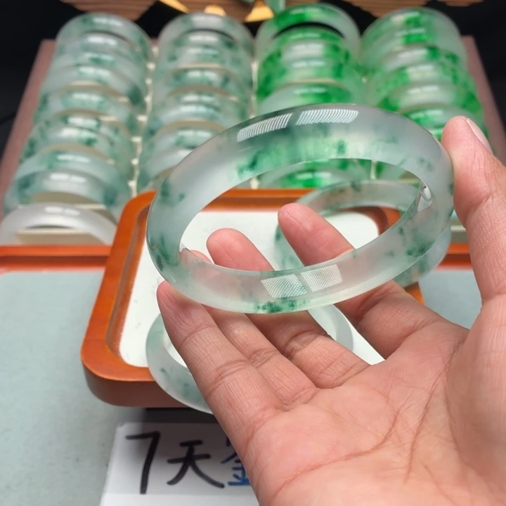 东***林石英质玉未镶嵌手镯