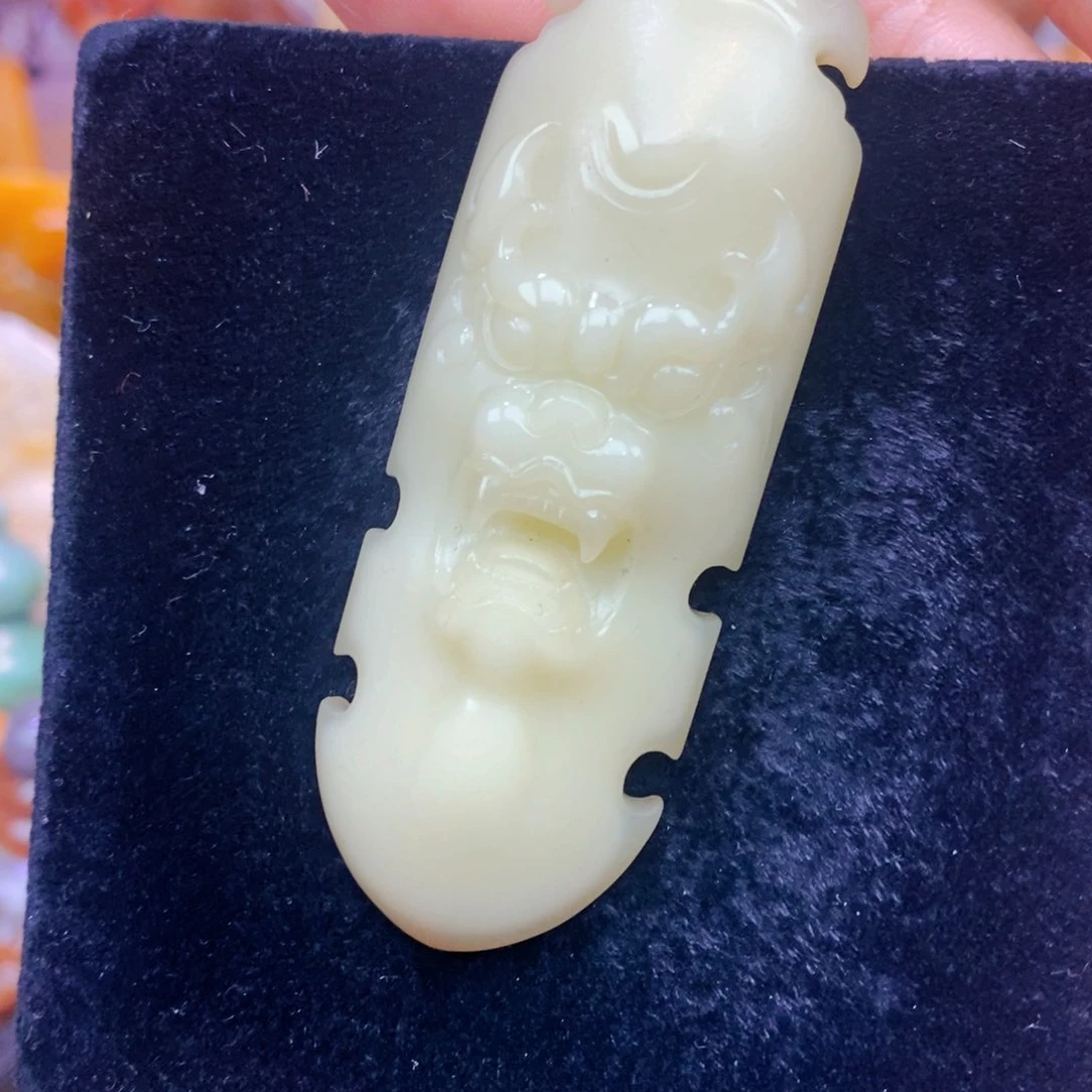 未镶嵌石英质玉（黄龙玉）颈饰
