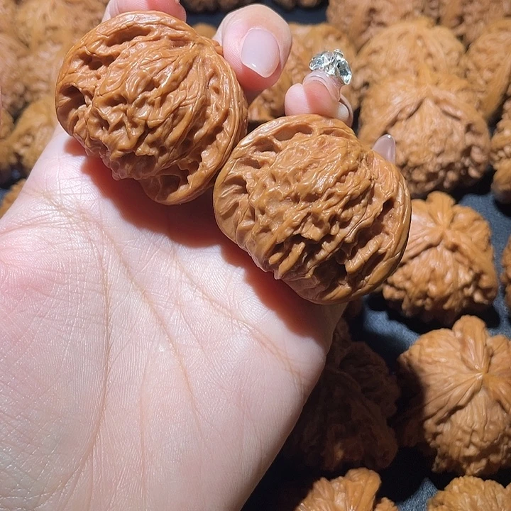 京***少文玩核桃吊坠小妹三棱