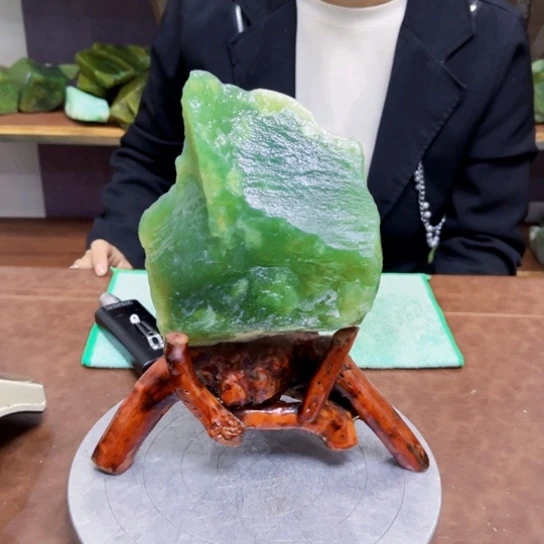 未镶嵌蛇纹石玉原石常***铺