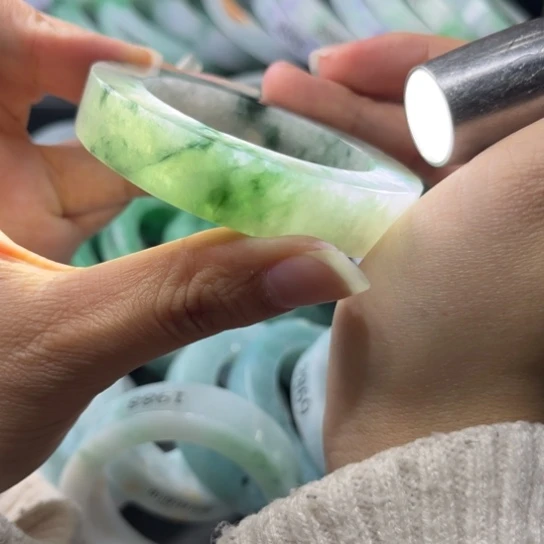 定制翡翠未镶嵌手镯