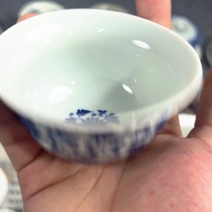 青花缠枝莲压手杯全