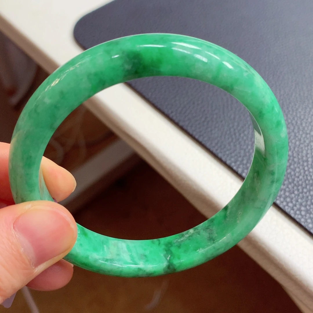 翡翠手镯未镶嵌翡翠