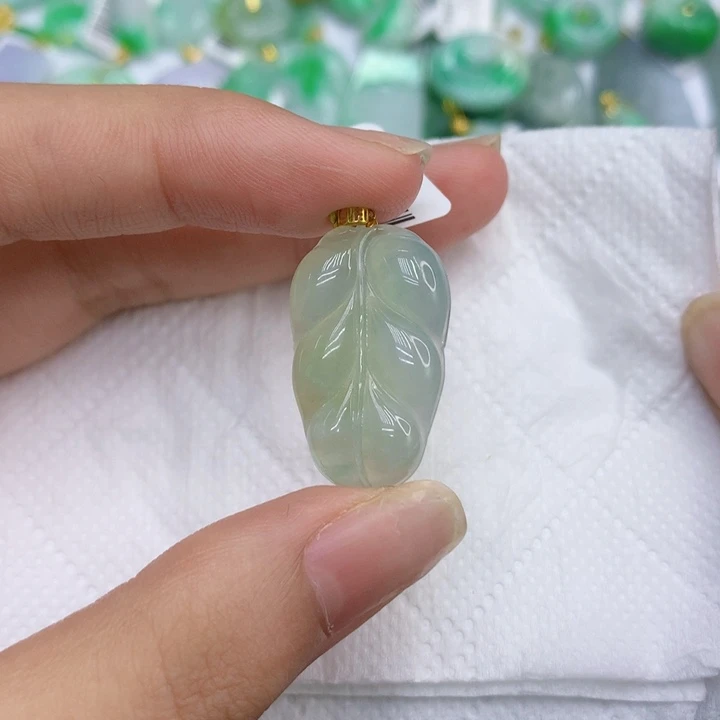 翡翠18K金镶嵌颈饰11111111111