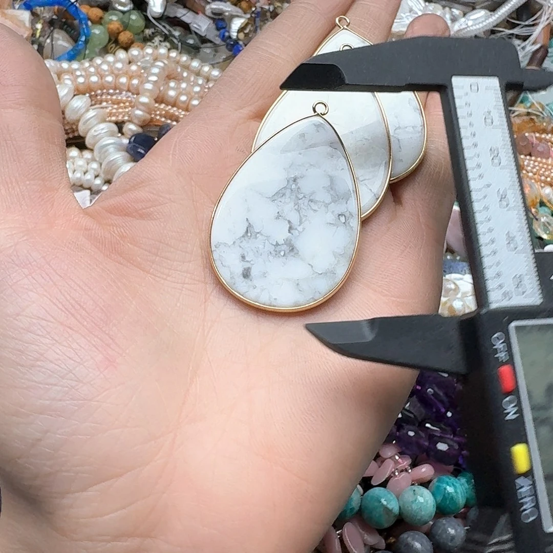 玛瑙/玉髓未镶嵌珠宝半成品一个白松吊坠