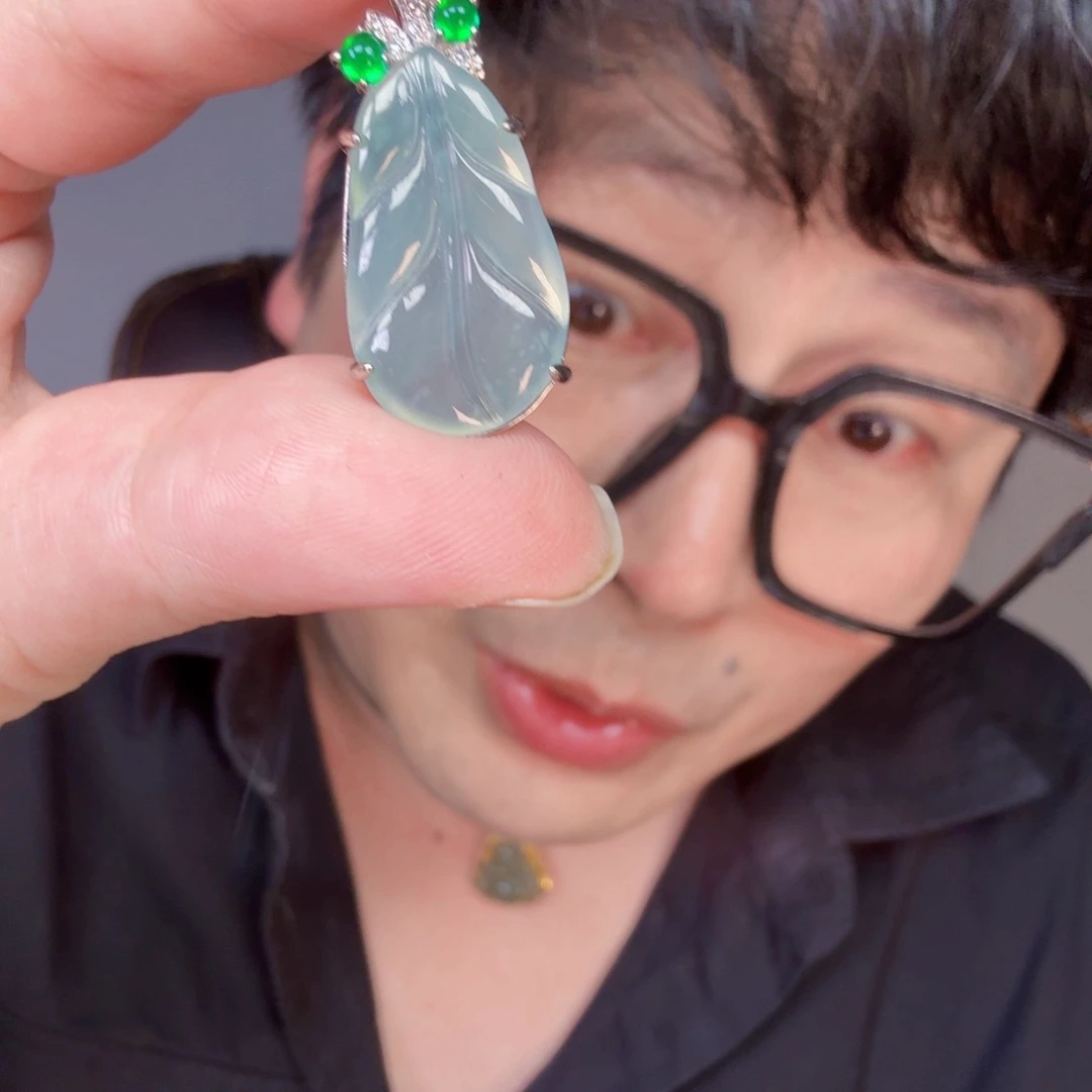 翡翠未镶嵌颈饰一件