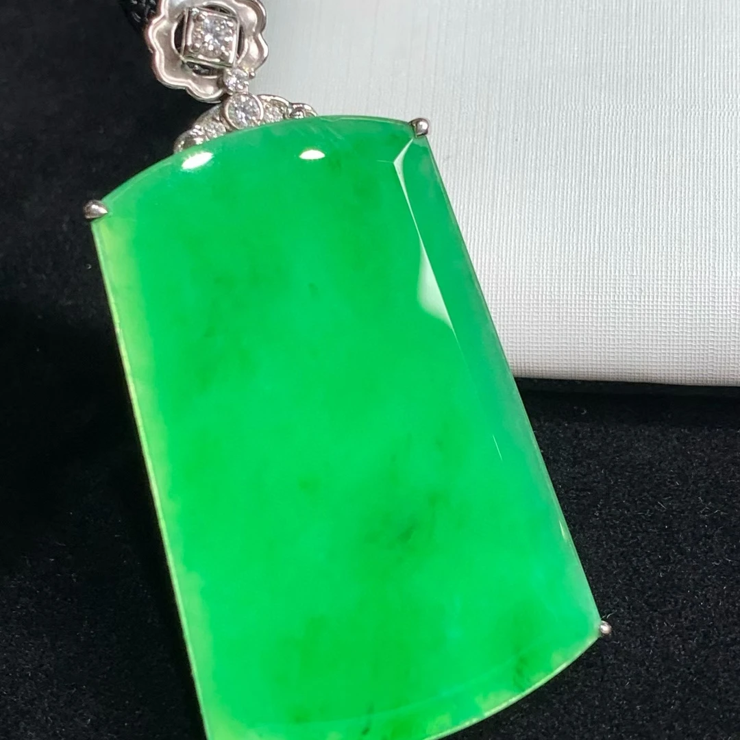 18K金镶嵌冰阳绿无事牌种老水足荧光四溢胶质果冻感满满上身超赞