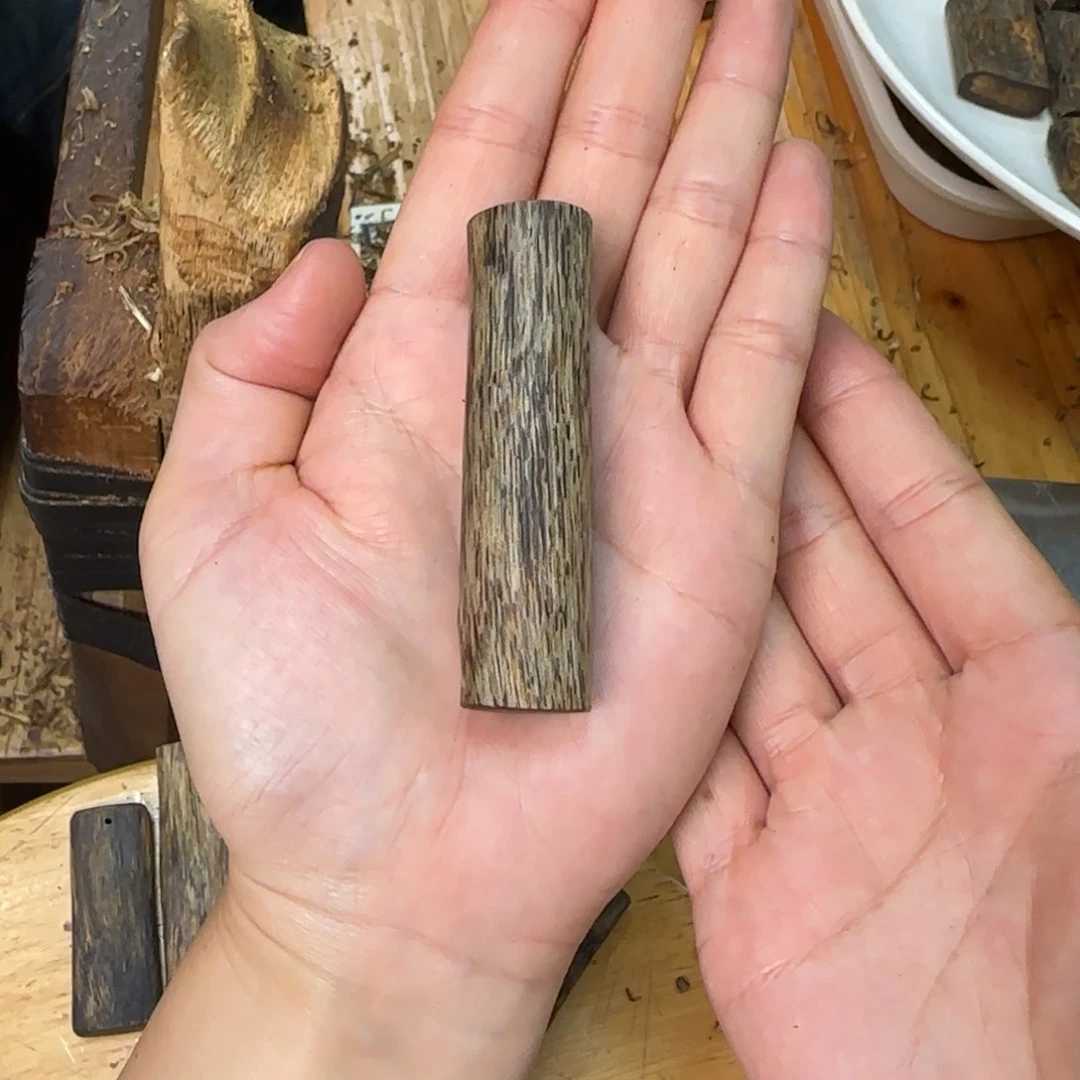 沉香吊坠素牌白奇圆柱12克