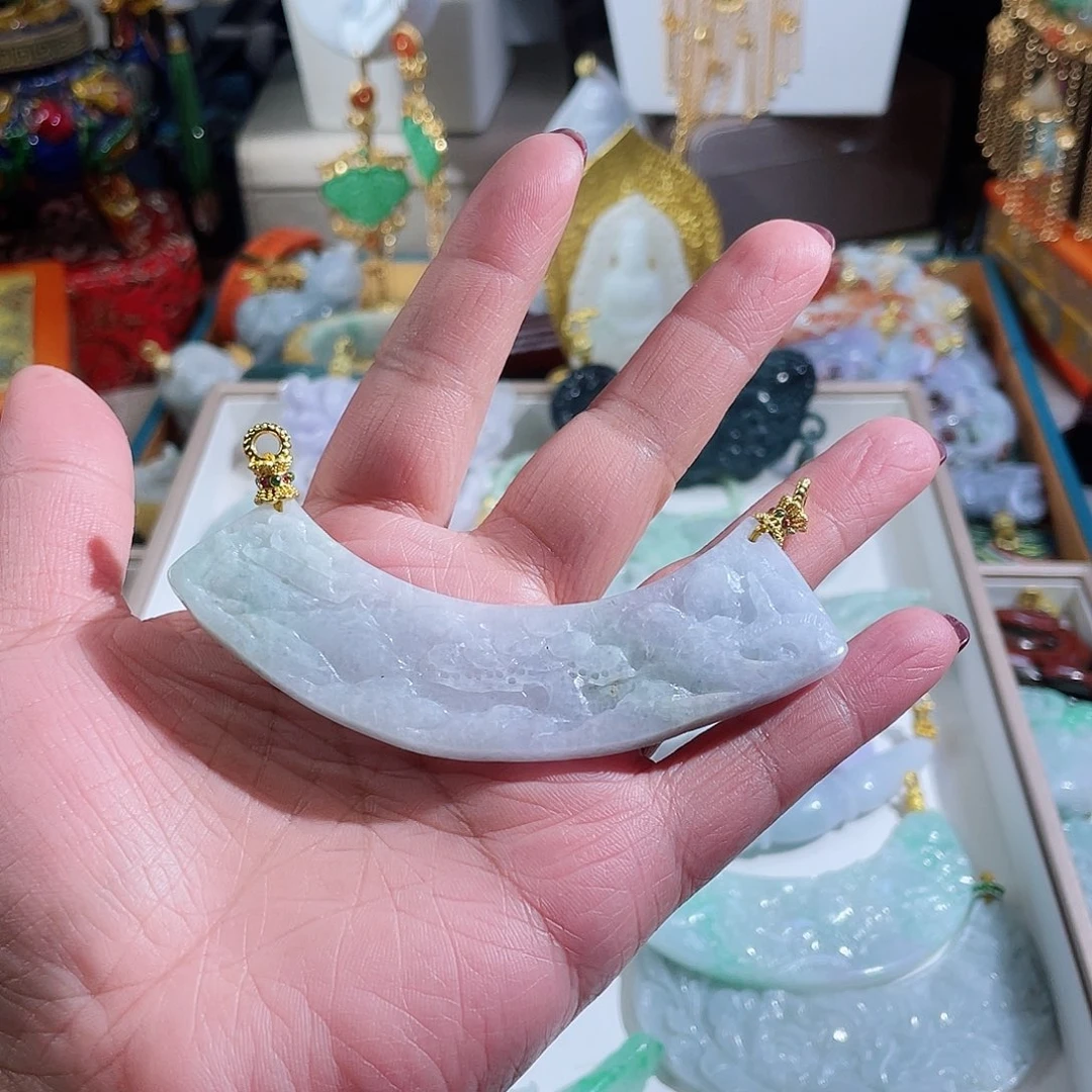 翡翠颈饰未镶嵌翡翠山水弯