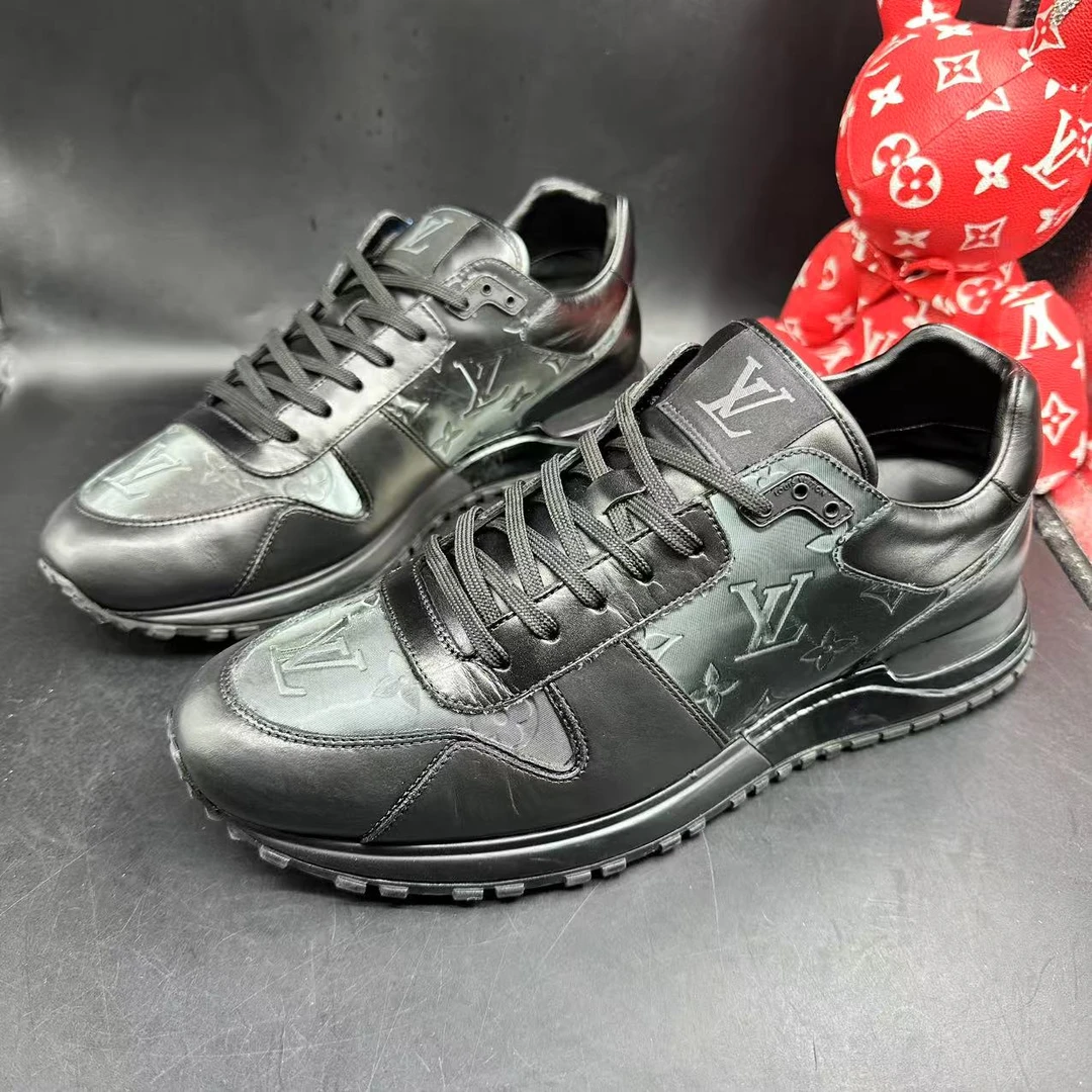 95新 LouisVuitton/路易威登 黑镭射老花runaway运动鞋42码lz192