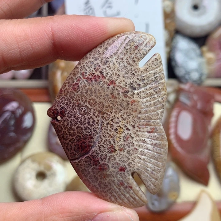 硅化珊瑚（珊瑚玉）颈饰未镶嵌情**钟