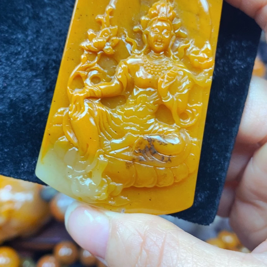 未镶嵌石英质玉（黄龙玉）颈饰