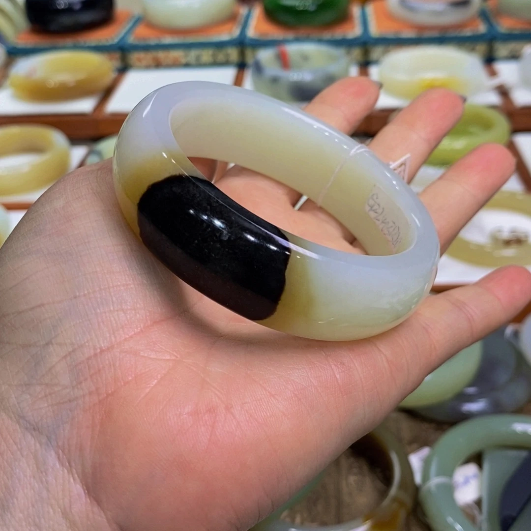 和田玉手镯未镶嵌俄料带皮糖白57.7