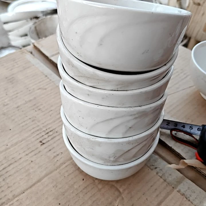 瓷片盘子碗茶壶啥都有