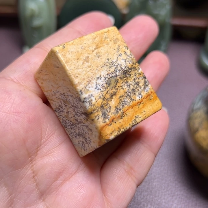 颈饰未镶嵌岫岩河磨玉（透闪石质玉）
