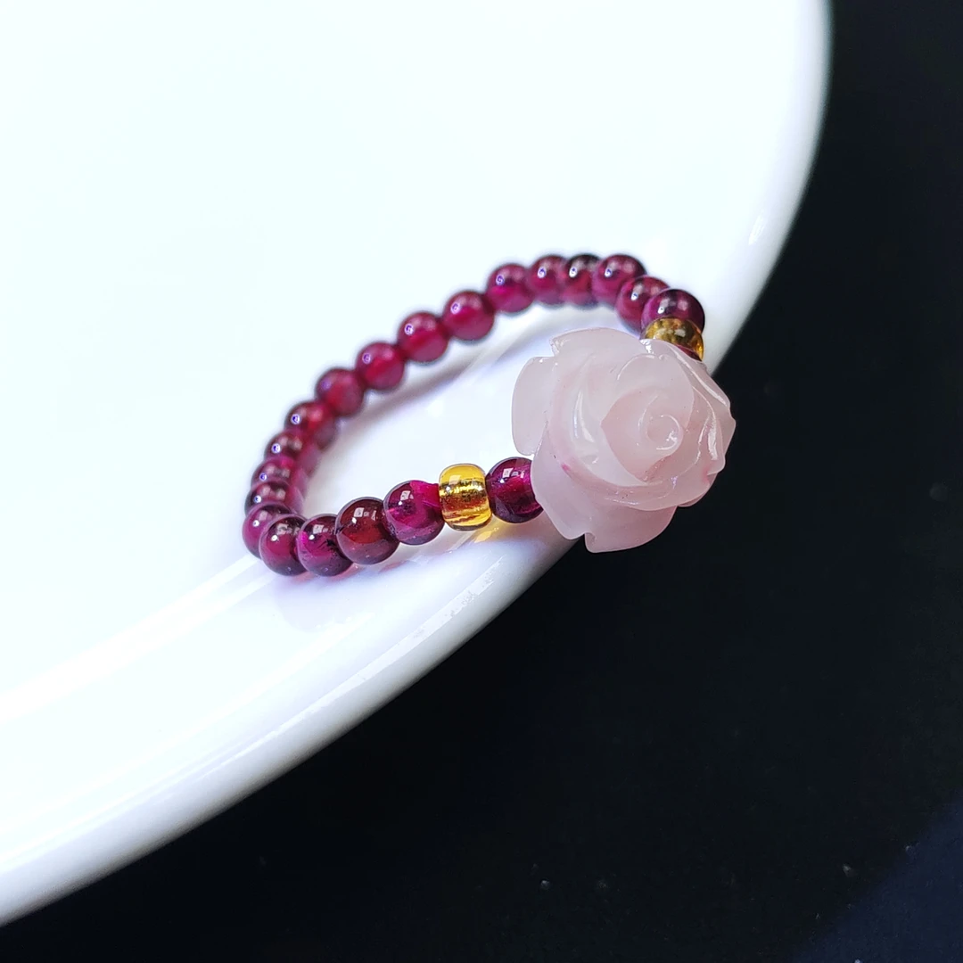 【华之京】石榴石戒指弹力绳粉贝玫瑰花