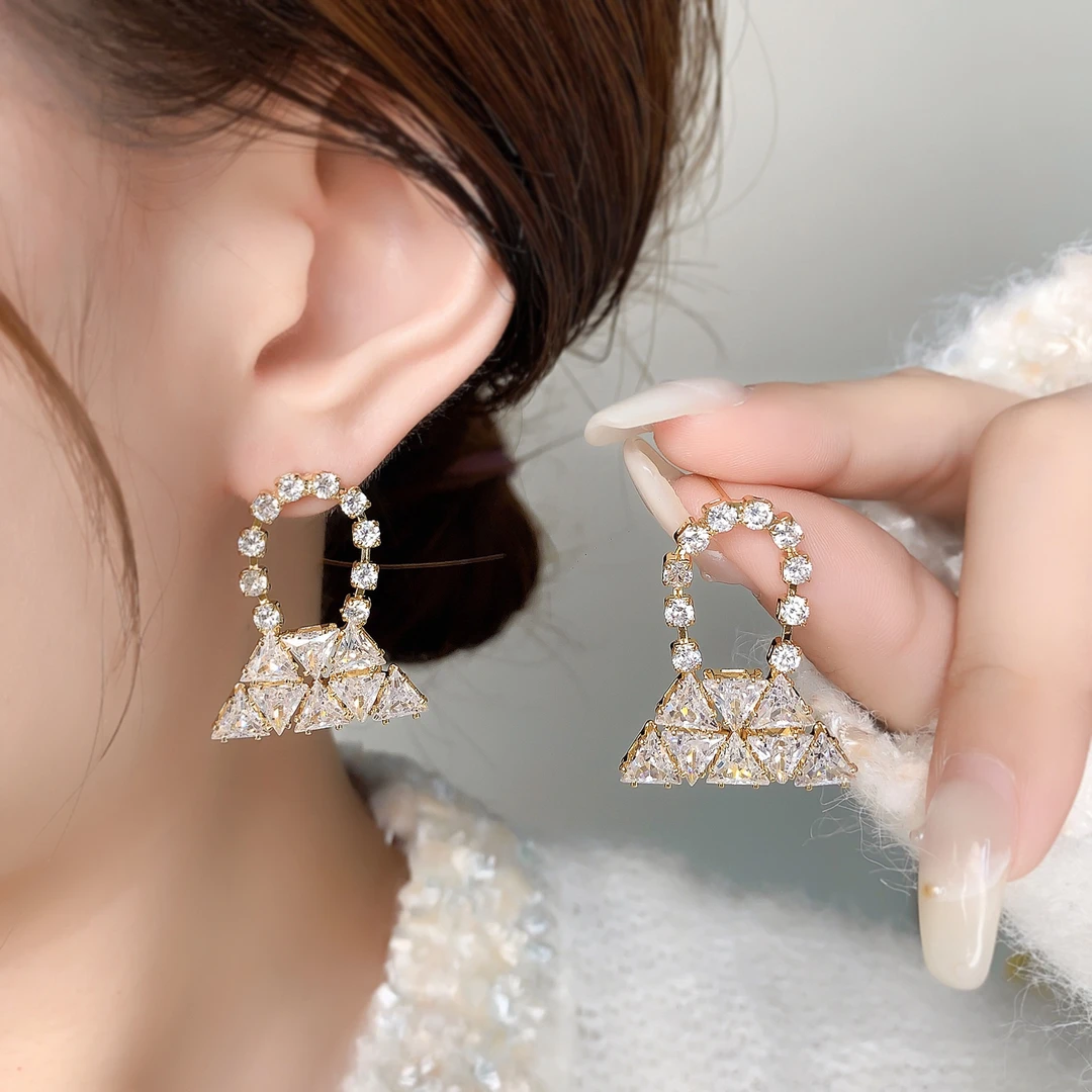 铜合金耳饰 轻奢超闪锆石包包耳钉小众女秋冬新款时尚个性耳饰品