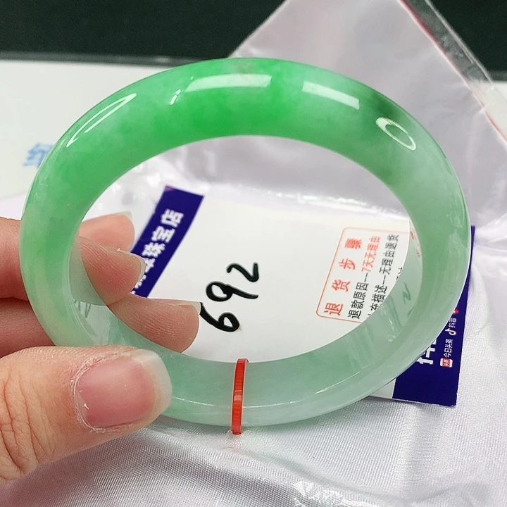 翡翠手镯未镶嵌翡翠