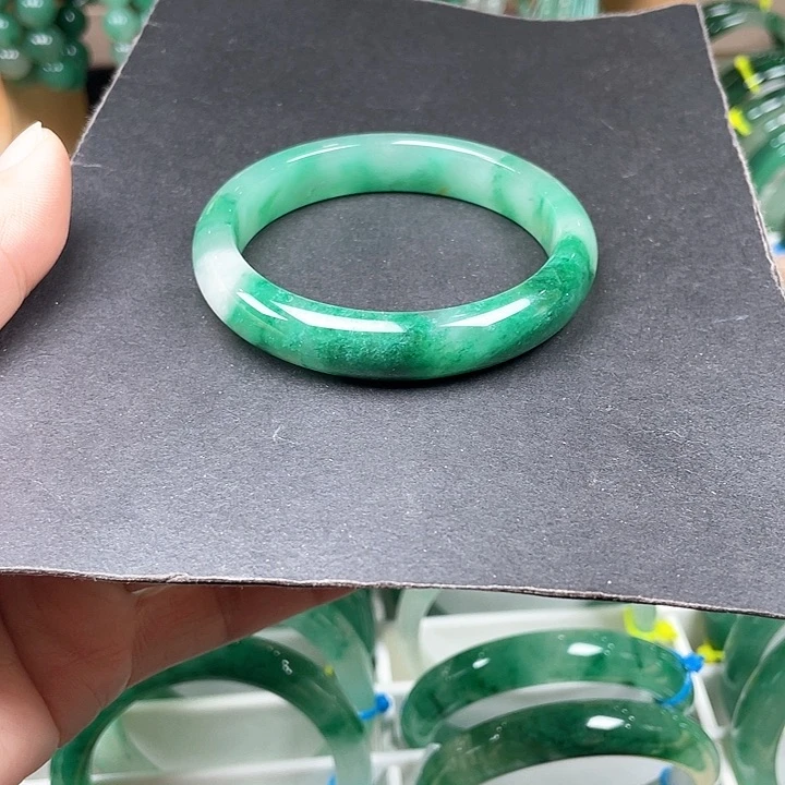 未镶嵌手镯石英质玉