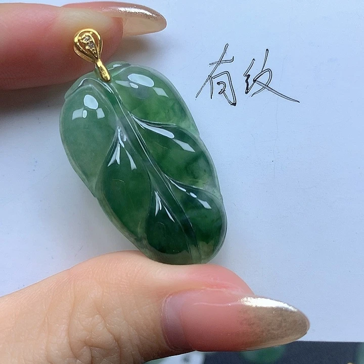 翡翠未镶嵌颈饰挂件