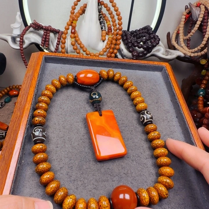 星月菩提吊坠手持