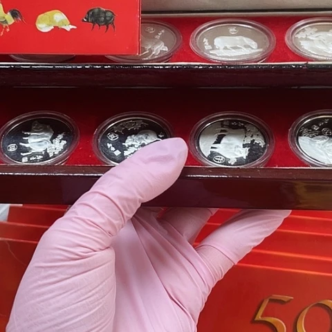 珍***泉其他普通金属12生肖纪念章带木盒