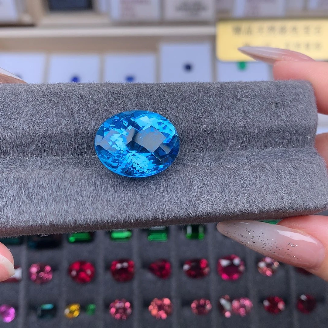 未镶嵌裸石托帕石23.38克拉