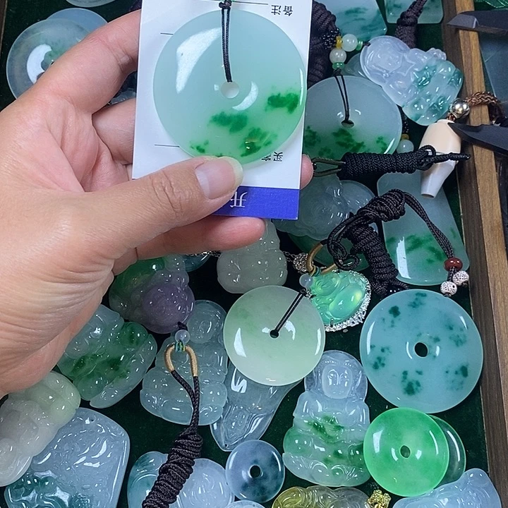 翡翠未镶嵌颈饰平安扣