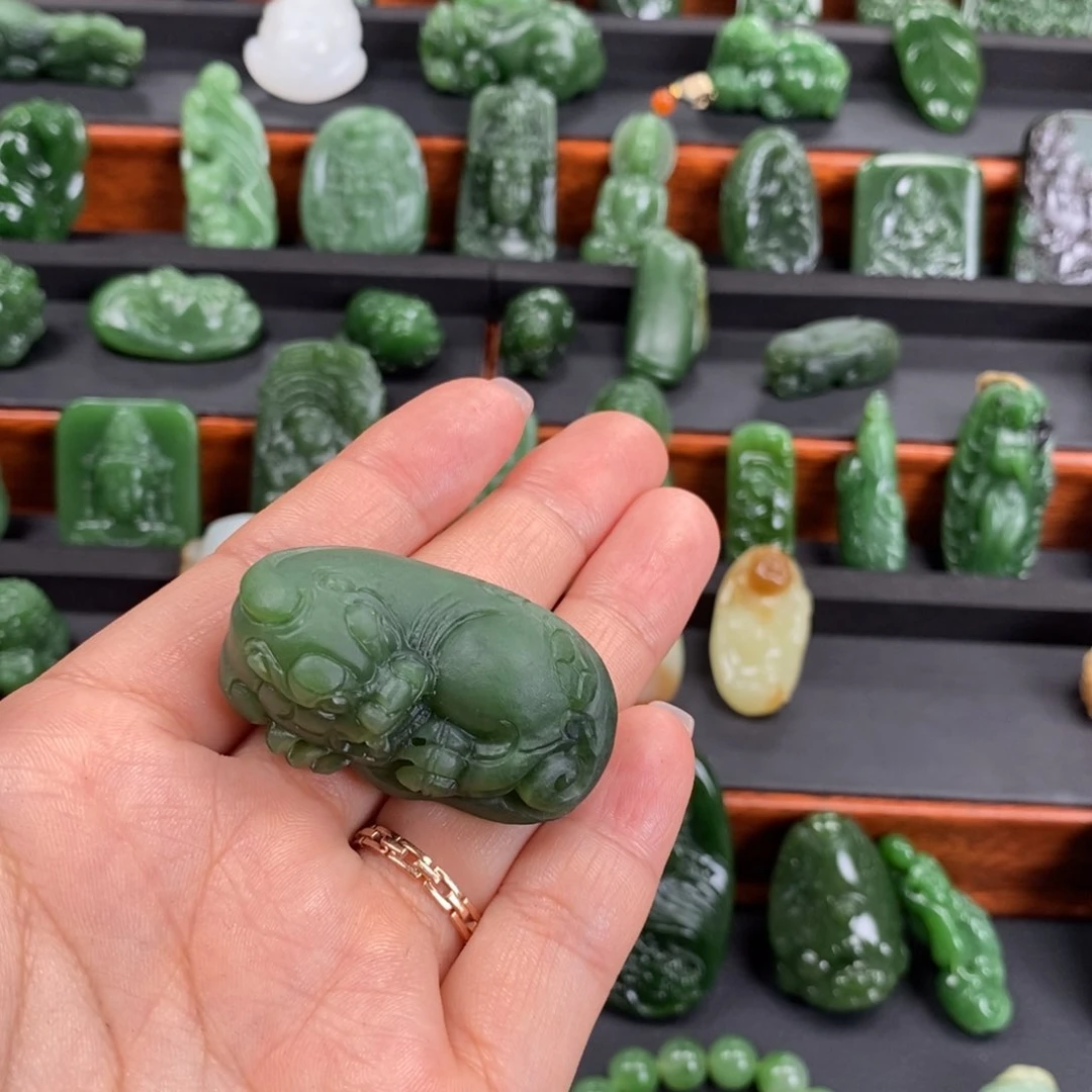 和田玉未镶嵌颈饰小***菜