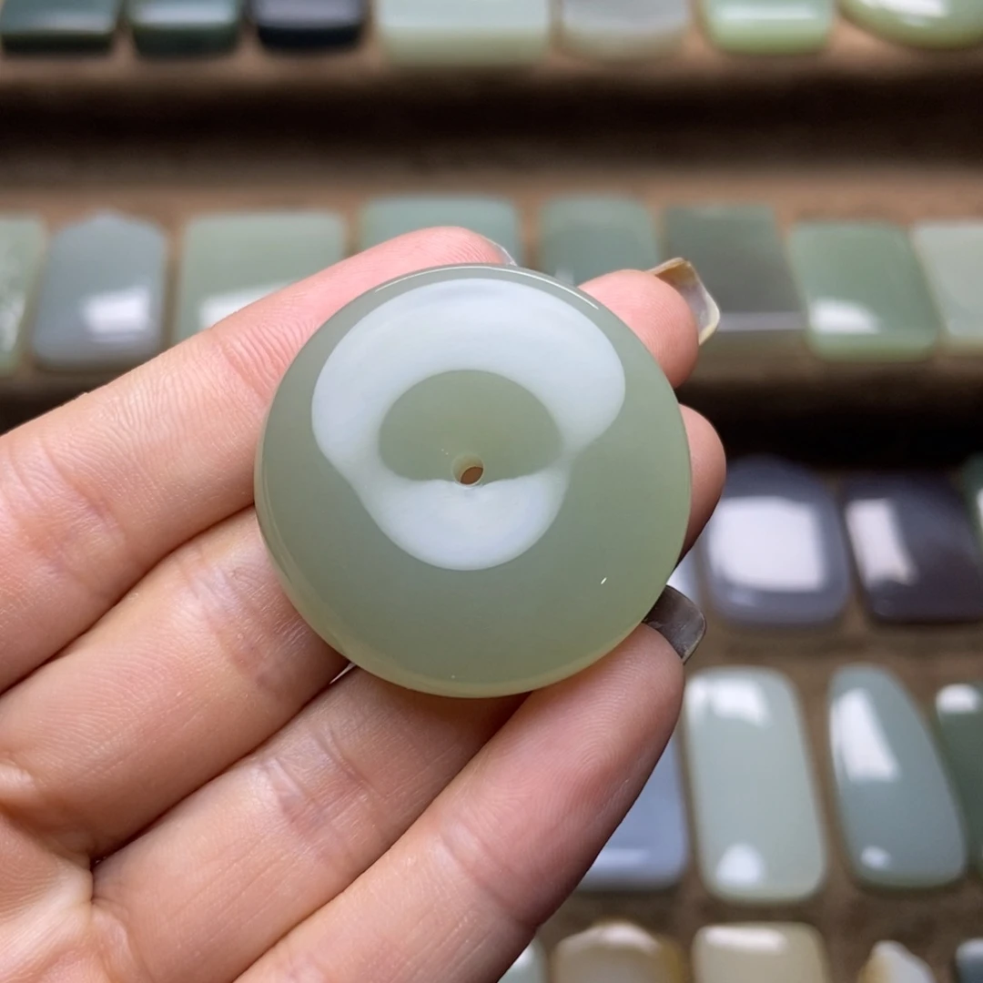 和田玉未镶嵌颈饰煋*