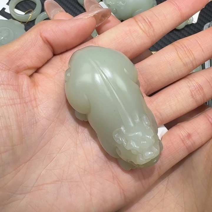 追***人和田玉未镶嵌颈饰