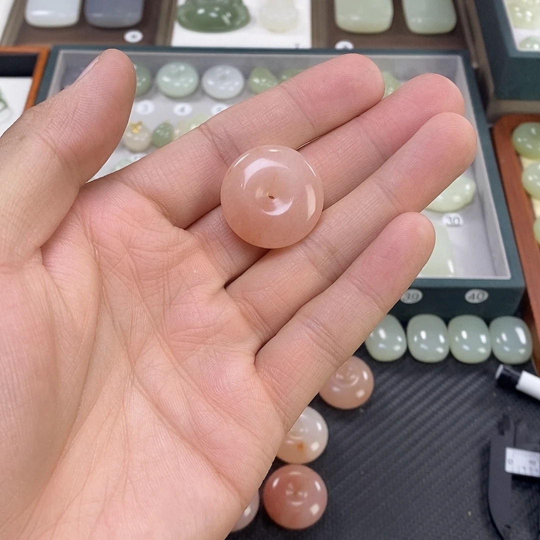 橙***七和田玉未镶嵌颈饰