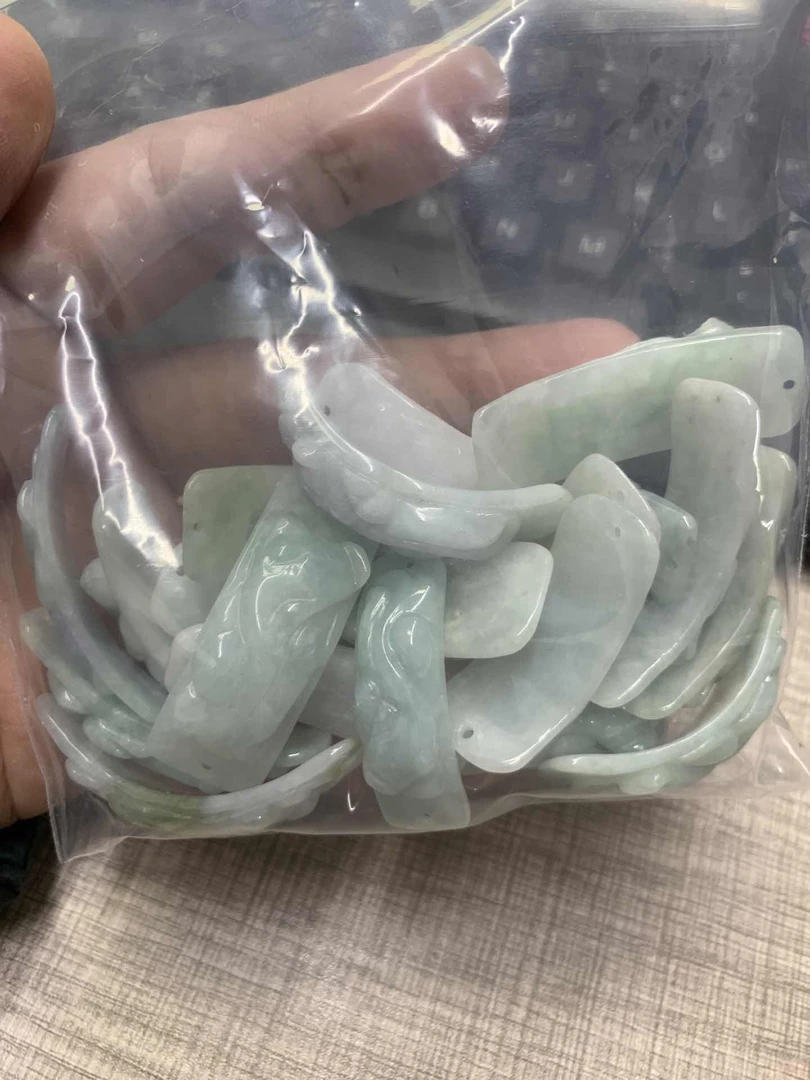 小蕊翡翠挂件随机发其一{不含绳}