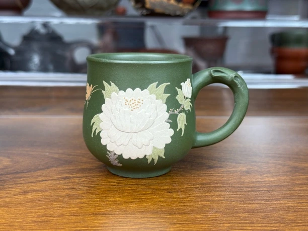 571宜兴手绘绿色蝶恋花紫砂手把杯茶杯绿泥泥绘牡丹花容量110毫升