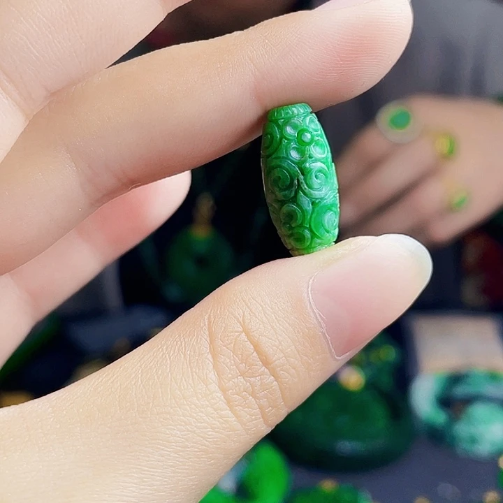 翡翠未镶嵌颈饰多样性