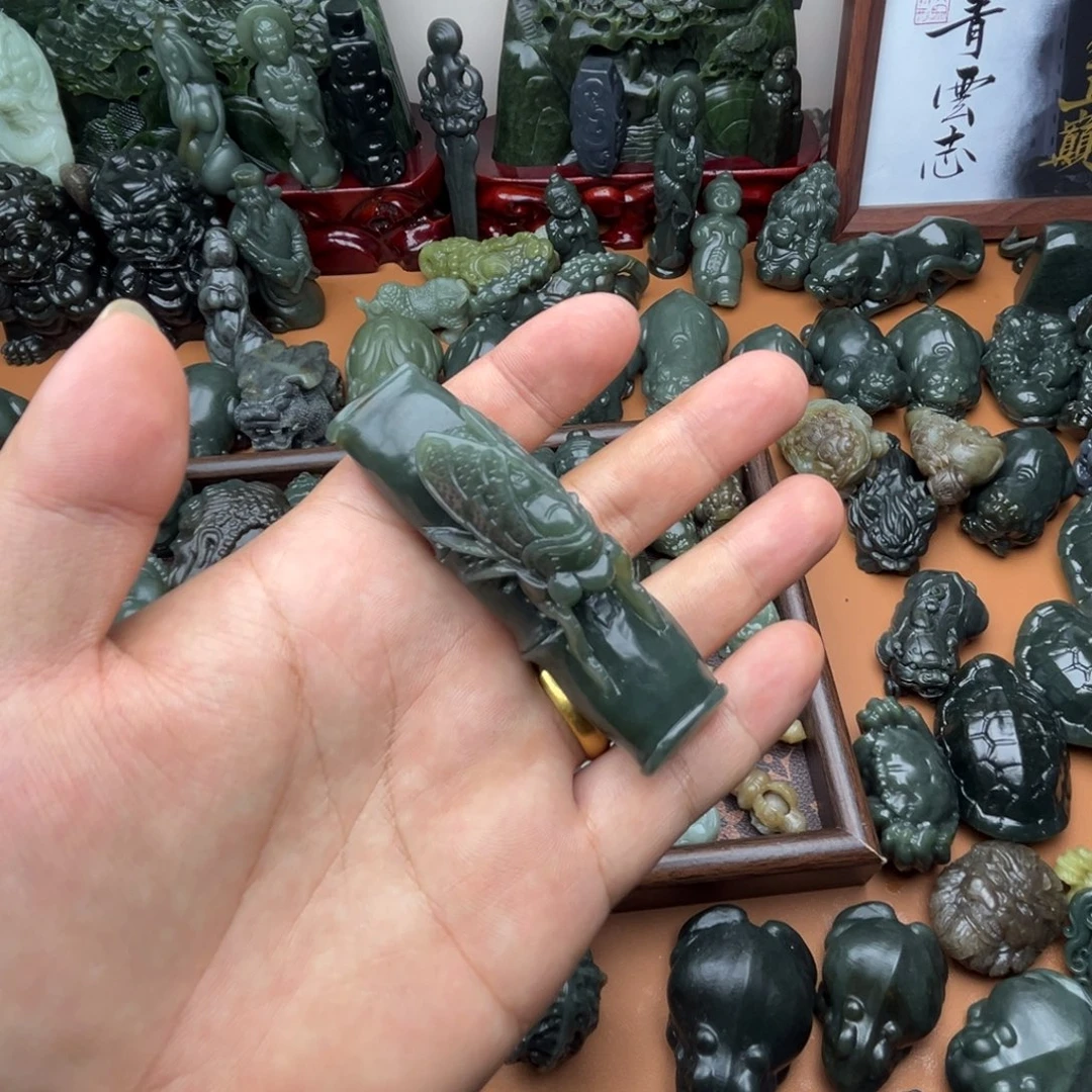 懒***的和田玉未镶嵌把件