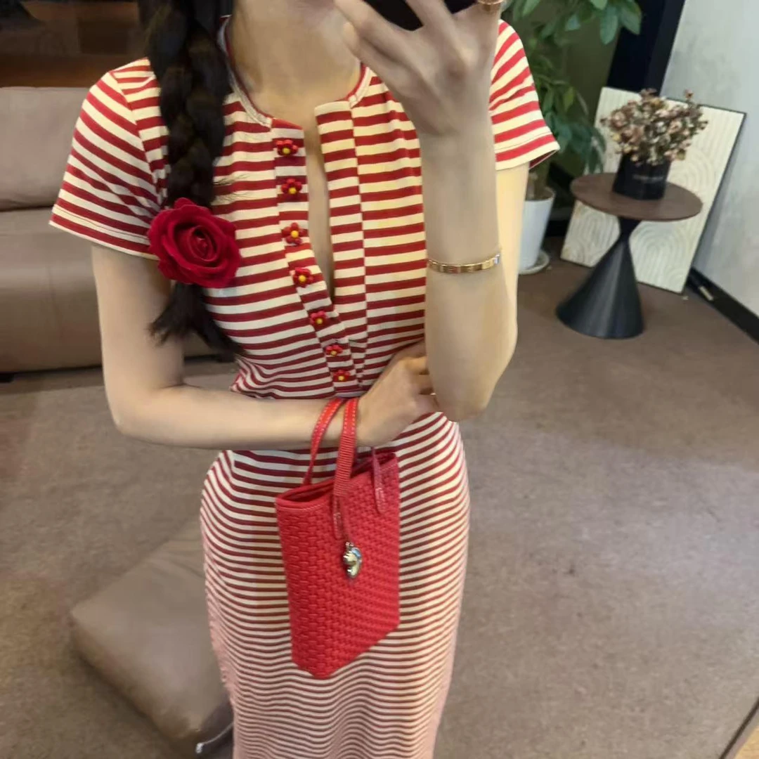 轻奢纯欲风撞色条纹短袖连衣裙女2025新款夏季修身设计感包臀长裙