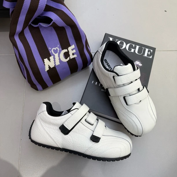 韩版丑萌真皮魔术贴平底德训鞋女2026年春季新款小白鞋