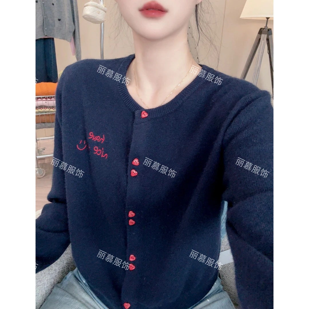 【爱心扣字母开衫】设计感早秋薄款爱心扣字母刺绣针织圆领开衫1828