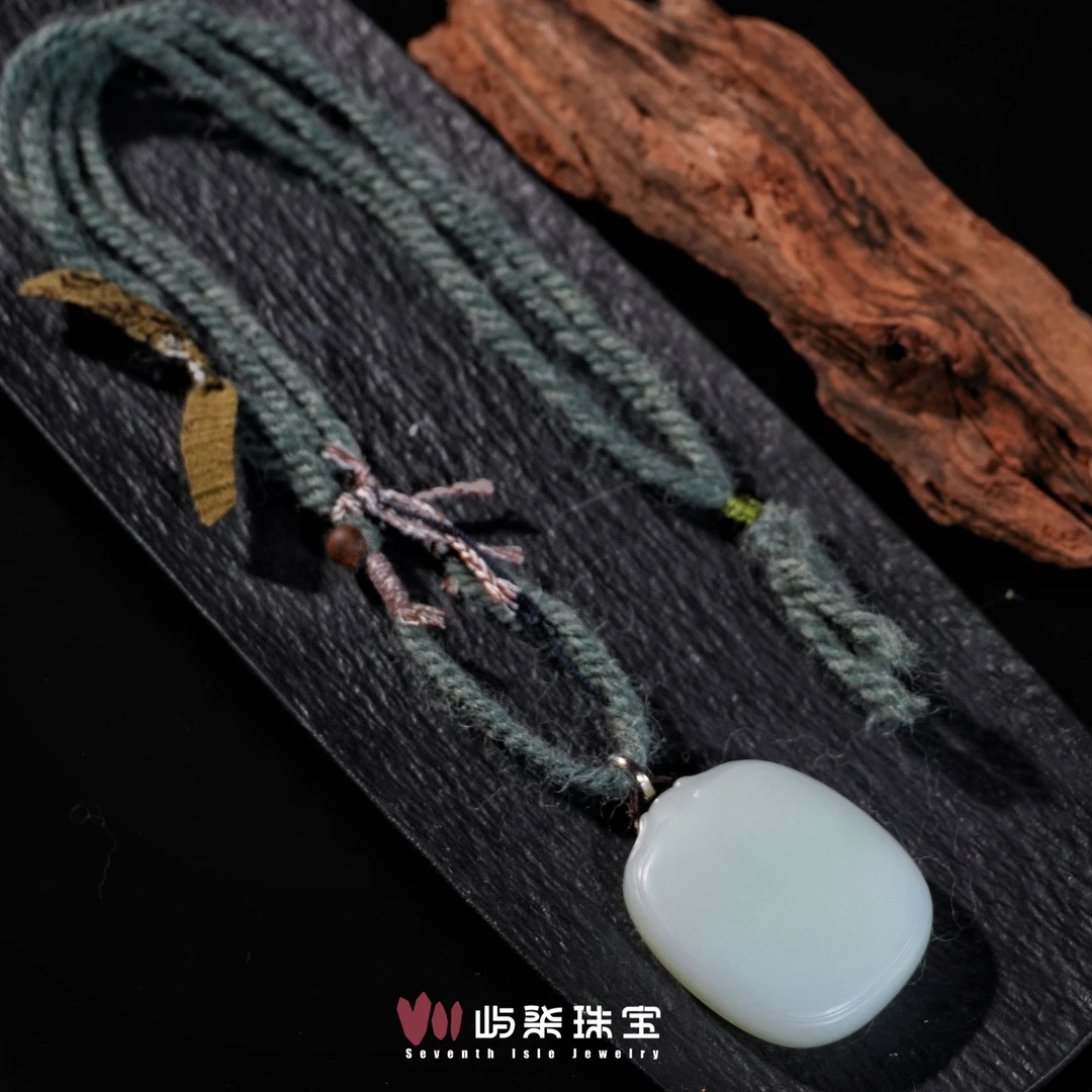 A201 和田玉银925镶嵌 俄料大无事牌绿编绳颈饰50x43x13防跑